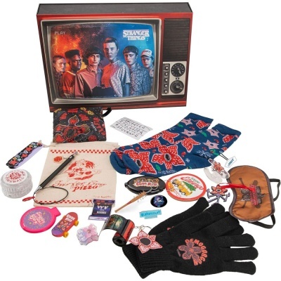 Kit de merchandising Stranger Things com diversos acessórios coloridos e embalagem em forma de televisão