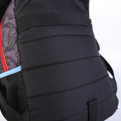 Parte traseira de mochila preta acolchoada com zíper vermelho e padrão floral cinza na lateral