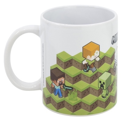 Caneca branca com personagens do Minecraft em padrão de blocos de terra e relva