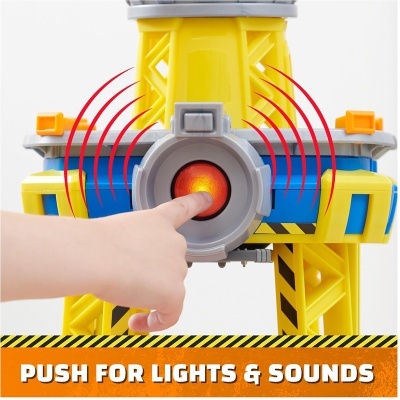 Brinquedo colorido com botão de luz e texto em inglês