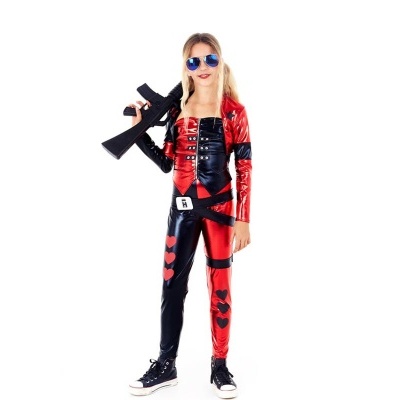 Criança em fato vermelho e preto com corações e óculos de sol, segurando uma arma de brinquedo