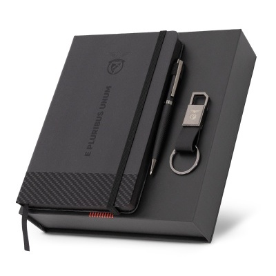 Conjunto de presente com caderno, caneta e porta-chaves em preto