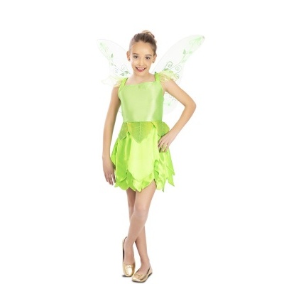 Menina com fantasia verde claro, asas transparentes e sapatos dourados