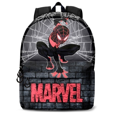 Mochila com desenho de Spider-Man preto e vermelho sobre fundo de teia de aranha e tijolos, com texto MARVEL