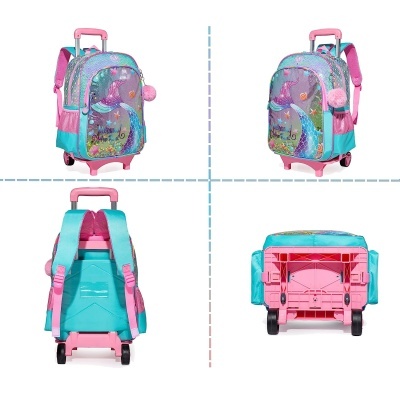 Mochila infantil azul e rosa com rodas e estampado de peixes vista de vários ângulos