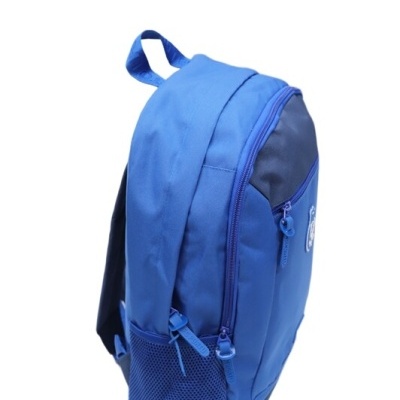 Mochila azul com bolsos com fecho e bolso lateral de rede