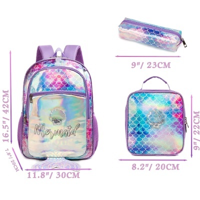 Conjunto com mochila, estojo e lancheira com padrão de escamas iridescentes e texto 'Mermaid'