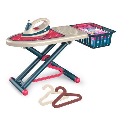 Conjunto de brinquedo tábua de passar, ferro pequeno, cesta e cabides