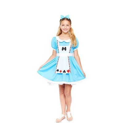 Menina vestindo vestido azul claro com avental e laço de cabelo azul