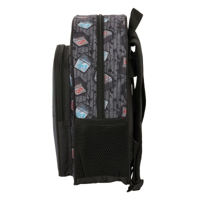 Mochila cinza escuro com padrão de cubos coloridos e bolso lateral em rede