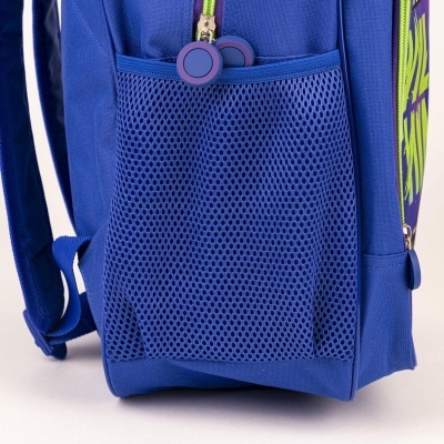 Mochila azul com bolso de rede lateral e fecho verde roxo