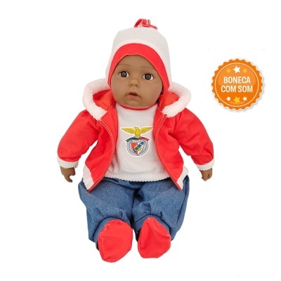 Boneca com roupa vermelha, azul e branca, com etiqueta laranja BONECA COM SOM