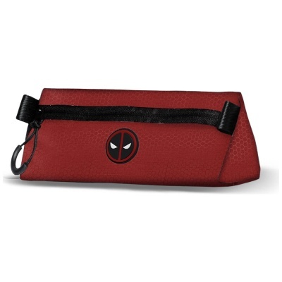 Estojo vermelho com símbolo do Deadpool e fecho preto