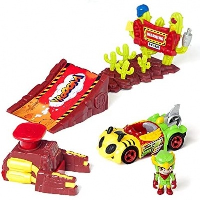 Brinquedo com rampa, carro de corrida, figura e cenário de cactos