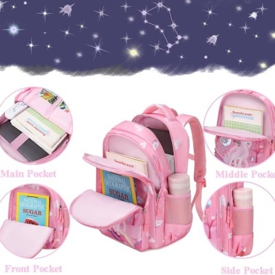 Mochila cor-de-rosa com desenho de unicórnios e vários bolsos com livros e garrafa