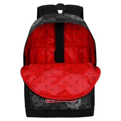 Mochila preta com padrão de caveiras e interior vermelho com padrões pretos