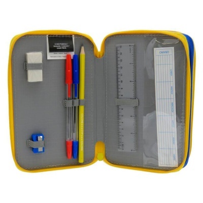 Estojo escolar aberto com vários objetos de escrita e régua