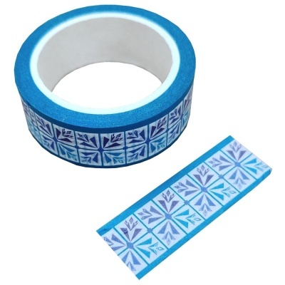 Fita adesiva azul com padrão geométrico azul e lilás com formas de folhas