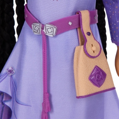 Vestido roxo com cinto púrpura e bolsa bege com detalhes púrpuras