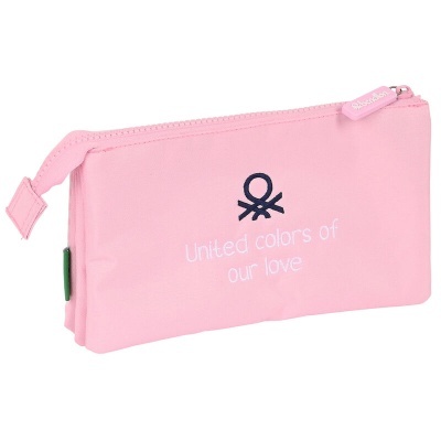 Estojo rosa com fecho e texto em branco 'United colors of our love' e símbolo preto