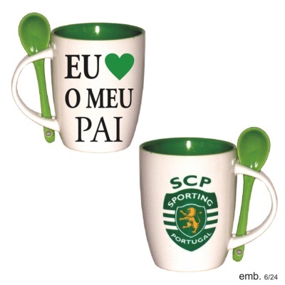 Duas canecas brancas e verdes com colheres, uma com texto sobre o pai e outra com emblema Sporting Portugal.