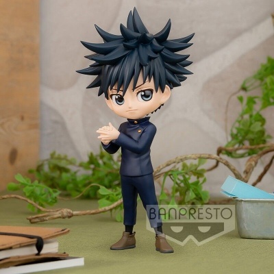 Figura colecionável chibi de personagem masculino com cabelo preto e uniforme azul escuro