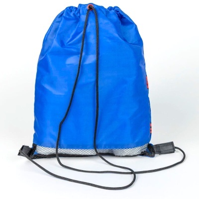 Mochila tipo saco azul com cordões pretos e detalhe em malha