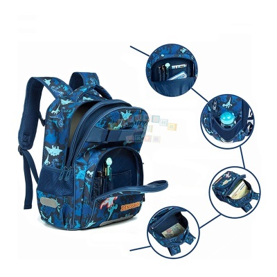 Mochila azul com padrão de dinossauros e bolsos