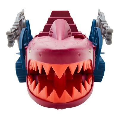 Brinquedo tubarão vermelho com dentes laranja e detalhes azuis