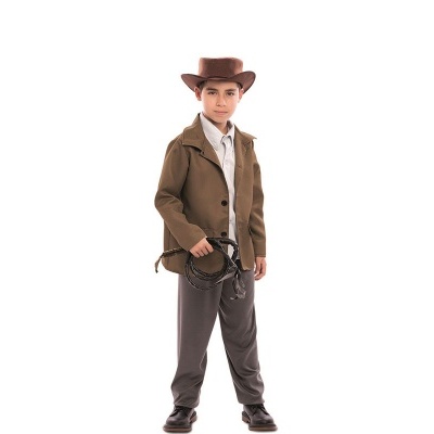 Menino em fato de cowboy com chapéu castanho e chicote