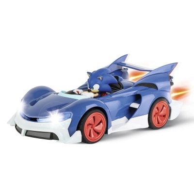 Carrinho de corrida azul com personagem Sonic ao volante