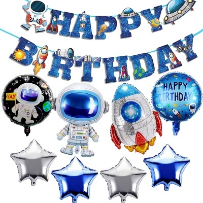 Decorações de festa com tema espacial com balões e guirlanda azul com letras e imagens espaciais