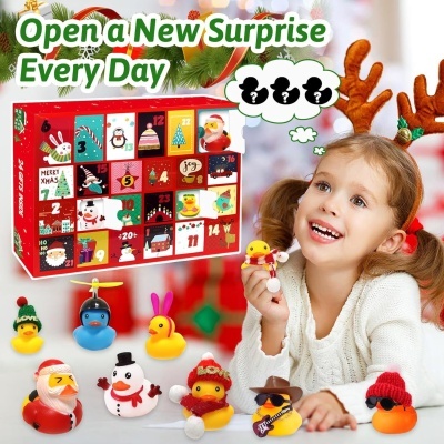 Caixa de advento vermelha natalícia com patinhos de borracha e menina com cabeça de rena