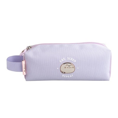 Estojo escolar lilás com fecho rosa e estampa de gato com texto