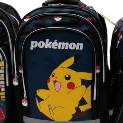 Mochila azul escura com Pikachu e texto Pokémon