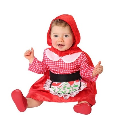 Bebé com vestido vermelho de capuz e avental sentado