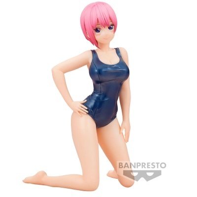 Figurina de personagem feminina com cabelo rosa e fato de banho azul escuro