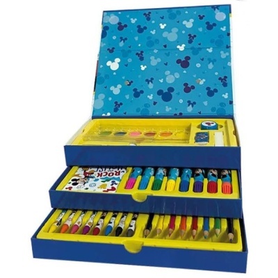 Conjunto de arte Disney com lápis de cor, marcadores e tintas num estojo azul e amarelo decorado com padrões de Mickey Mouse