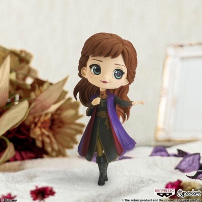 Figura vinil Anna Frozen Disney com capa roxa e cabelo castanho