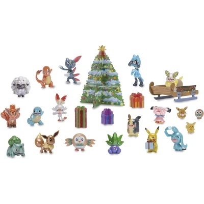 Figuras de personagens Pokémon com pinheiro de Natal e presentes