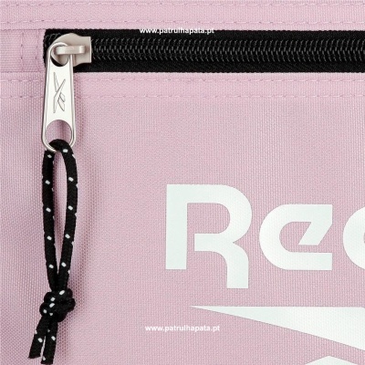 Detalhe de saco cor de rosa clara com zíper preto e texto branco parcial