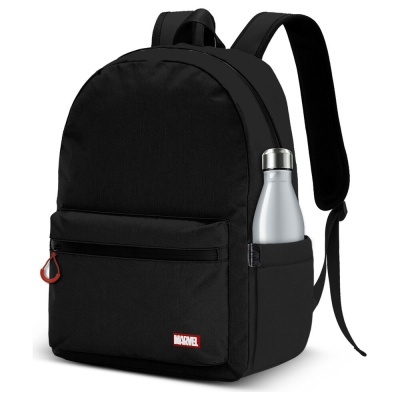 mochila preta com bolso frontal e garrafa branca na lateral