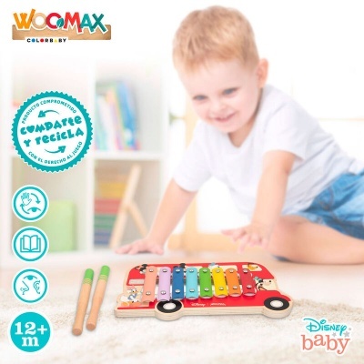 Xilofone infantil colorido em madeira com baquetas ao lado