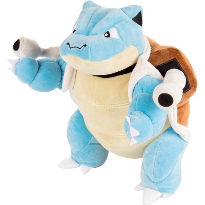 Pelúcia do personagem Blastoise com carapaça castanha e corpo azul e bege