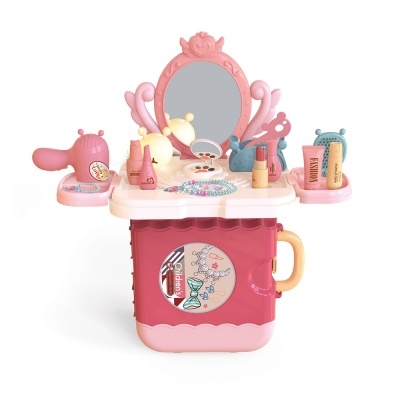 Penteadeira de brinquedo rosa e creme com espelho e acessórios coloridos.