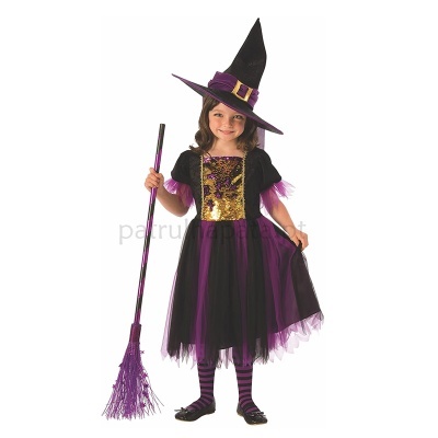 Menina vestida de feiticeira com vestido preto e roxo, chapéu e vassoura.