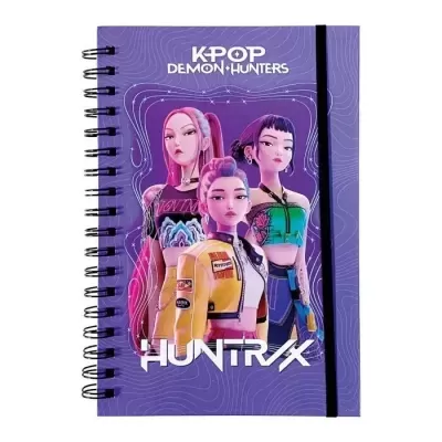 Caderno roxo com personagens femininas e texto KPOP DEMON HUNTERS HUNTRAX