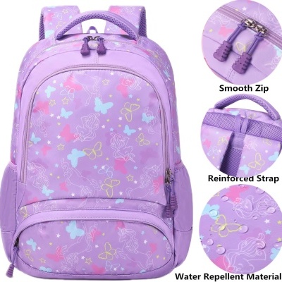 Mochila lilás com padrão de borboletas e unicórnios, alças reforçadas e zíperes duplos.