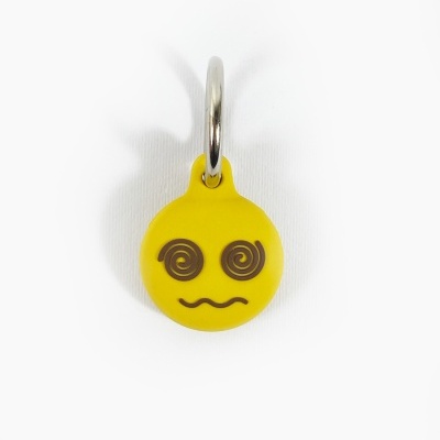 Porta-chaves amarelo com rosto espiral