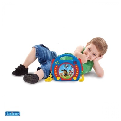 Criança ao lado de brinquedo educativo colorido